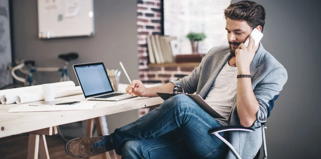 Mitarbeiter telefoniert im Büro mit Cloudya