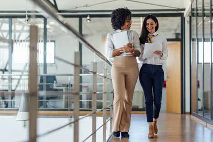 Mitarbeiterinnen mit Ausdrucken im Büro